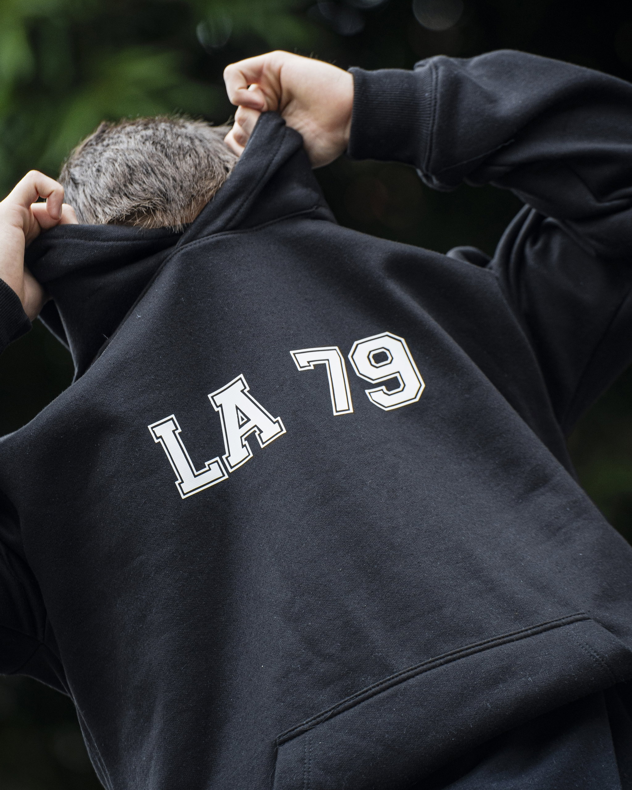 Hoodie La 79 No Hay Otra Igual - Negra_3