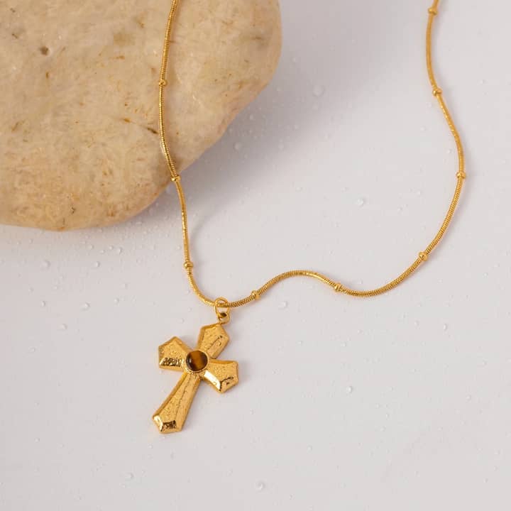 Collier avec œil de tigre- Confiance et charisme au cou