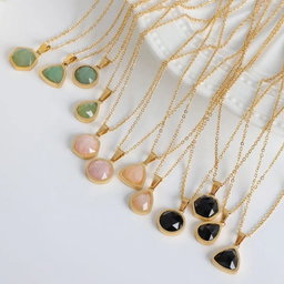 Collier en pierre naturelle- L'élégance à votre service.