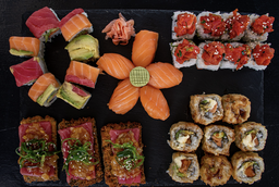 Opción 2: Bandeja Mixta (Mixed Sushi Tray) 