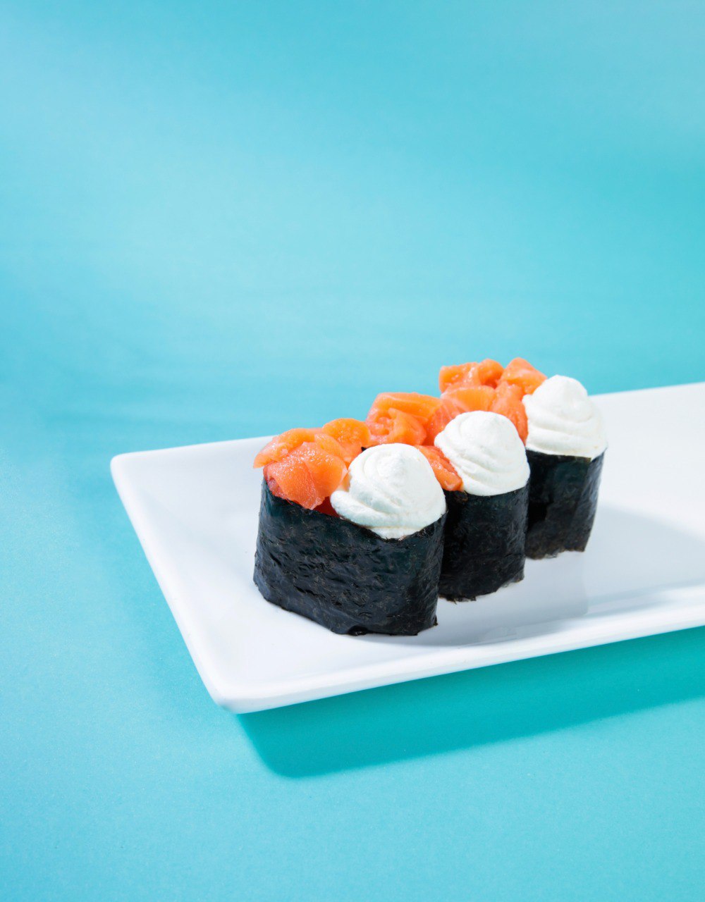 Gunkan with salmon and cheese (45g) 1pc