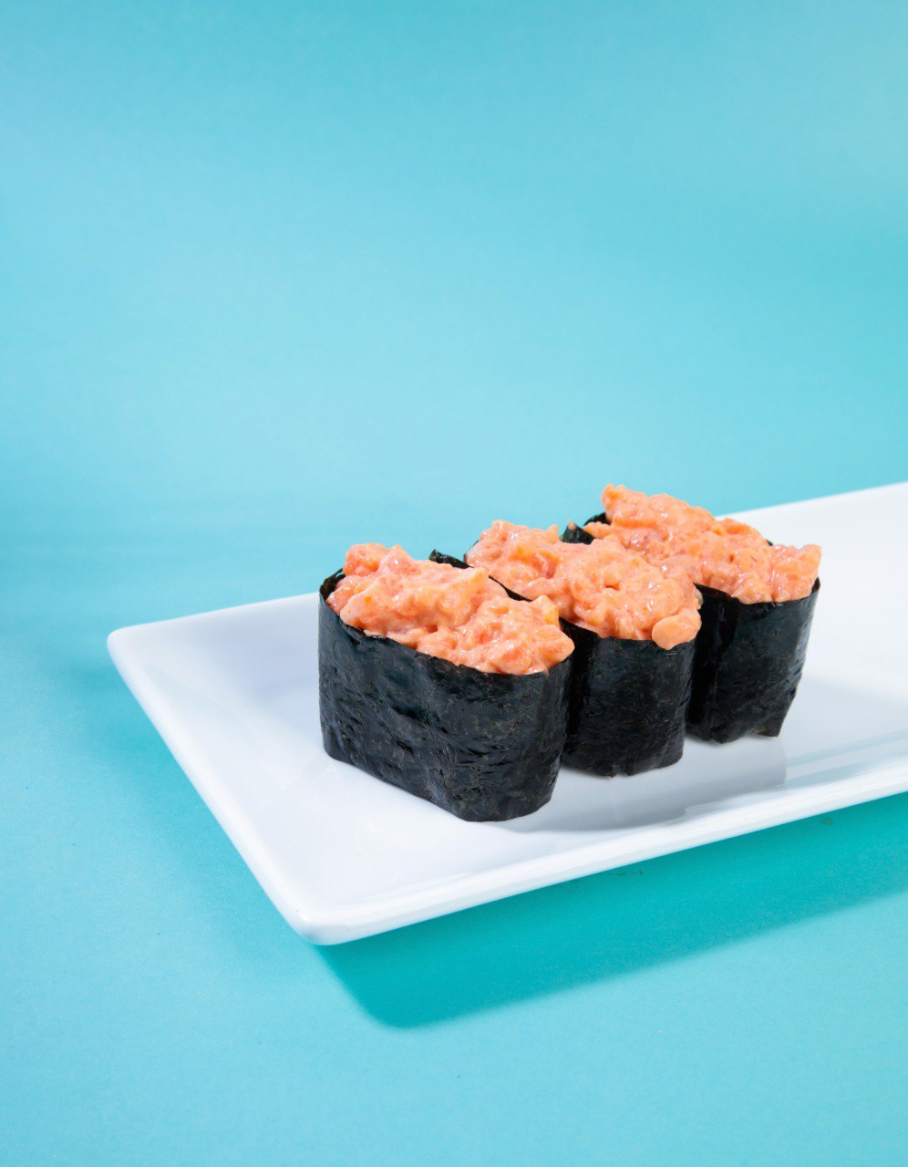 Spicy gunkan with salmon (45g) 1pc