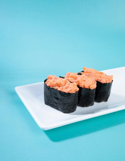 Spicy gunkan with salmon (45g) 1pc