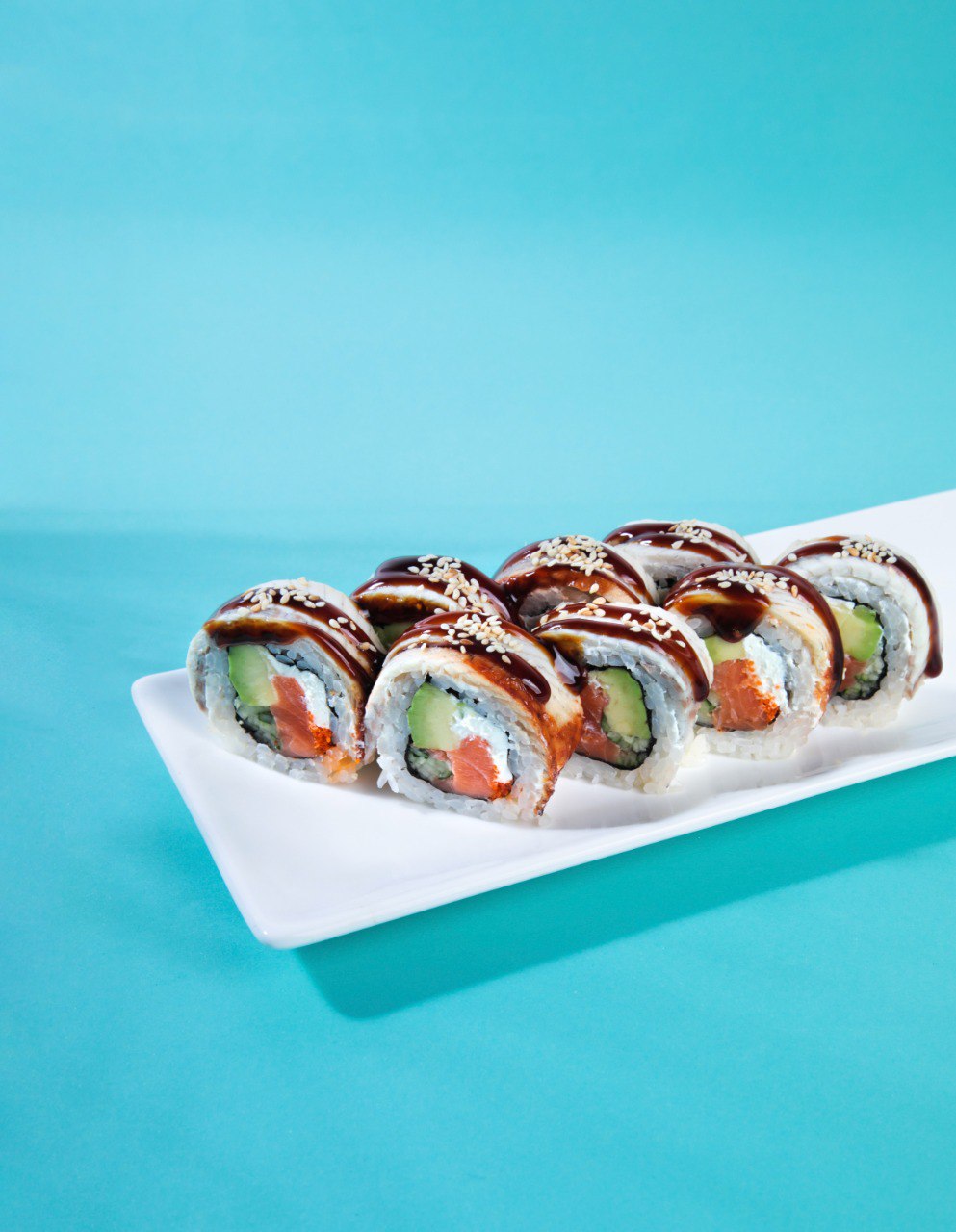 Royal dragon with salmon (290g) 8pc