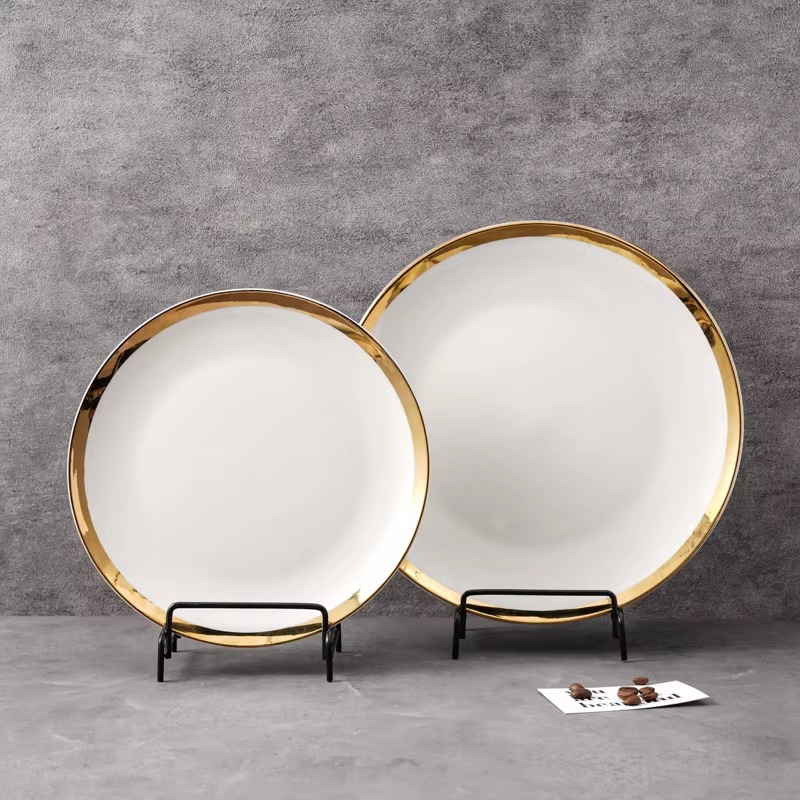 Assiettes en céramique de luxe à bord doré_4