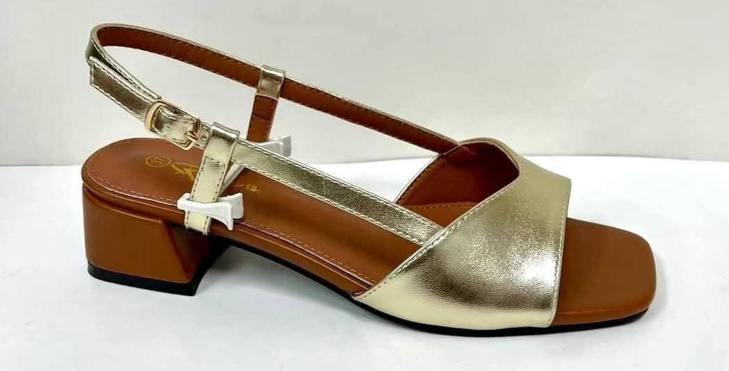 Chaussure Dame très bonne qualité. Pointure 37 à 42. Prix de vente: 15 000 FCFA Bénéfice 2000 FCFA/Chaussure vendue. Offre valable 30 jours renouvelable.