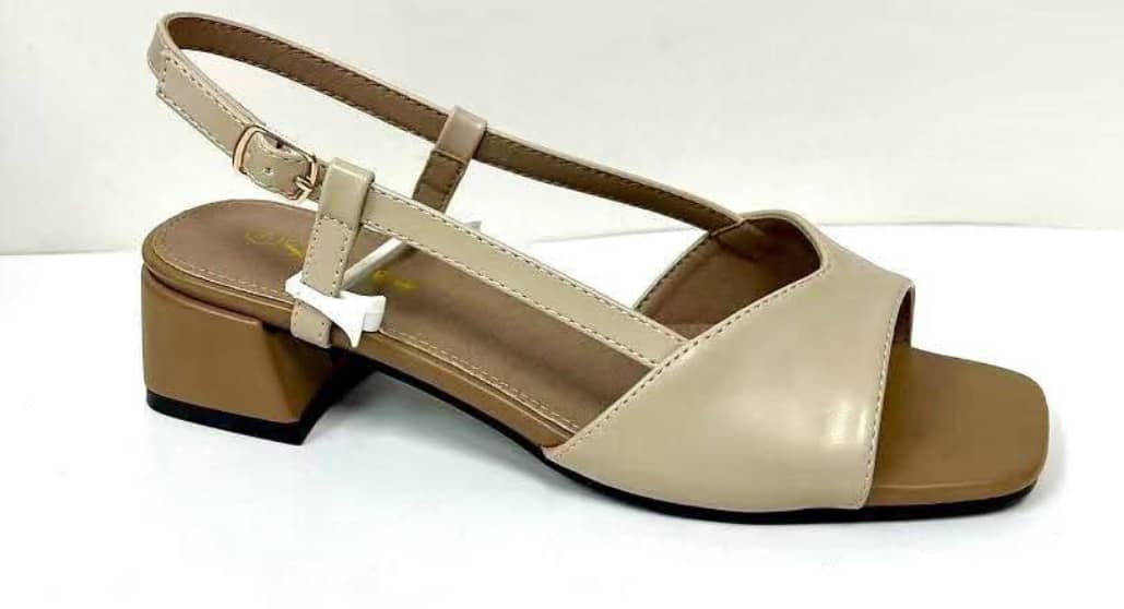 Chaussure Dame très bonne qualité. Pointure 37 à 42. Prix de vente: 15 000 FCFA Bénéfice 2000 FCFA/Chaussure vendue. Offre valable 30 jours renouvelable.