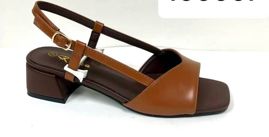 Chaussure Dame très bonne qualité. Pointure 37 à 42. Prix de vente: 15 000 FCFA Bénéfice 2000 FCFA/Chaussure vendue. Offre valable 30 jours renouvelable.