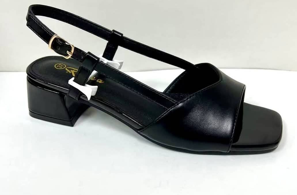 Chaussure Dame très bonne qualité. Pointure 37 à 42. Prix de vente: 15 000 FCFA Bénéfice 2000 FCFA/Chaussure vendue. Offre valable 30 jours renouvelable.