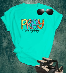 📝 Faith in Color – “Pray Everyday” Inspirational T-Shirt for the Spiritually Bold