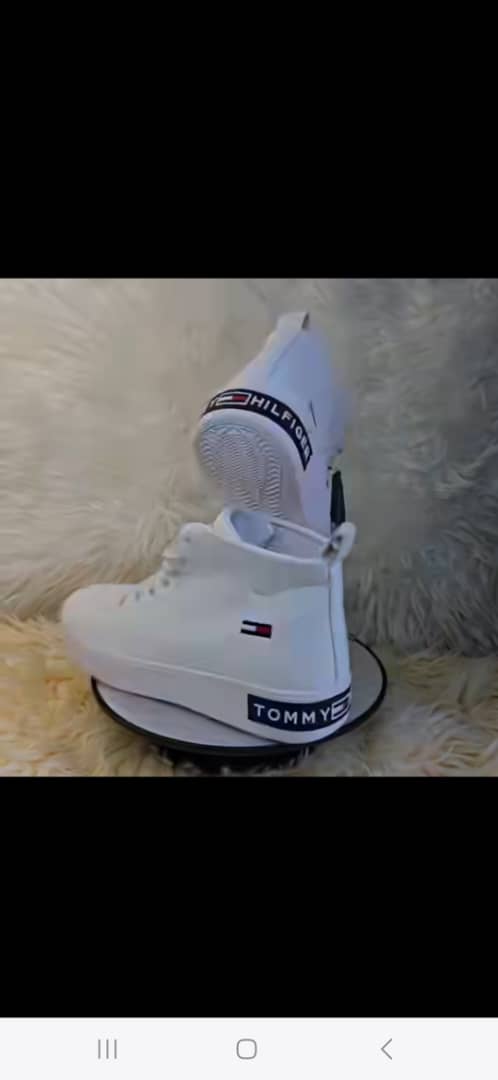 Chaussures Hommes Excellente Qualité & beau Design. Pointure 40 à 45. Prix 22 000 FCFA Bénéfice 2000 FCFA/Chaussure vendu. Offre valable 30 jours renouvelable.