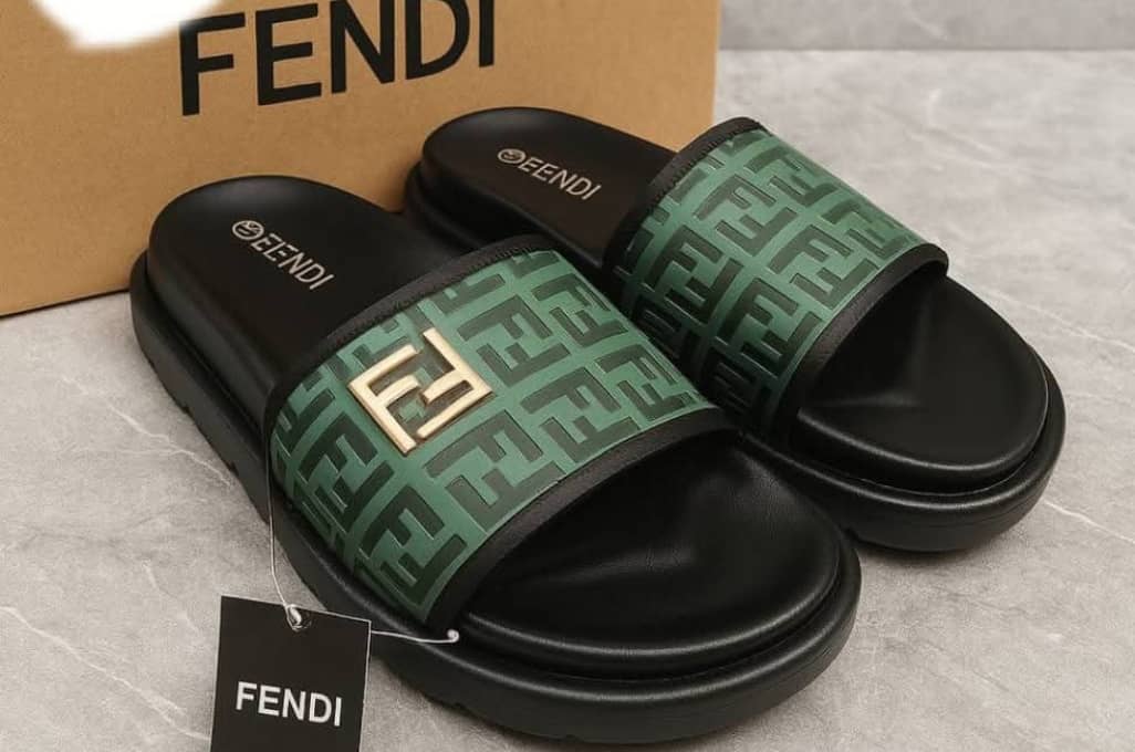 Sandales Hommes Excellente Qualité. Pointure 40 à 45. Prix 22 000 FCFA Bénéfice 2000 FCFA/Sandale vendu. Offre valable 30 jours renouvelable.