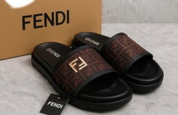 Sandales Hommes Excellente Qualité. Pointure 40 à 45. Prix 22 000  FCFA  Bénéfice 2000 FCFA/Sandale vendu. Offre valable 30 jours renouvelable.