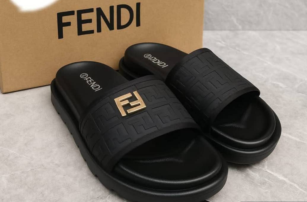 Sandales Hommes Excellente Qualité. Pointure 40 à 45. Prix 22 000 FCFA Bénéfice 2000 FCFA/Sandale vendu. Offre valable 30 jours renouvelable.