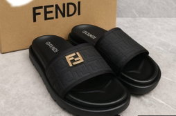 Sandales Hommes Excellente Qualité. Pointure 40 à 45. Prix 22 000  FCFA  Bénéfice 2000 FCFA/Sandale vendu. Offre valable 30 jours renouvelable.