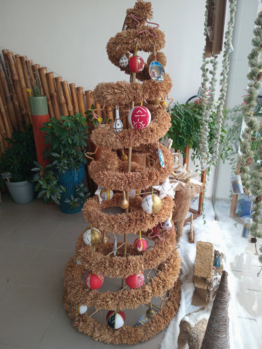 🎄 Arbre de Noël en Raphia – Artisanat du Gabon