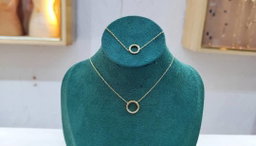  Bijoux, Or Plaqué. Prix de vente: 25 000 FCFA  Bénéfice: 2000 FCFA/Bijoux Vendu.  Offre valable 30 jours renouvelable.