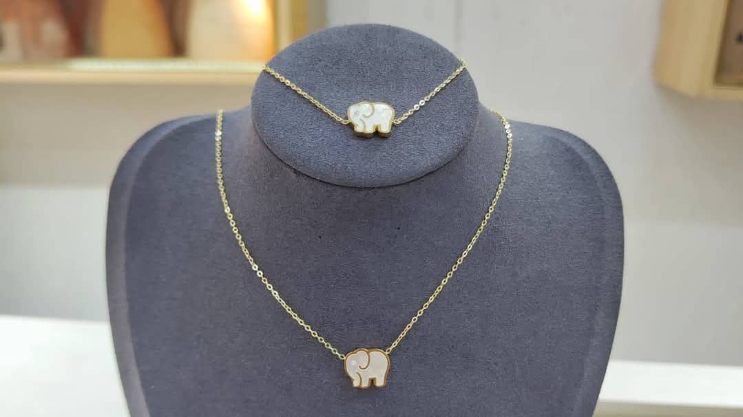 Bijoux, Or Plaqué . Prix de vente: 25 000 FCFA Bénéfice: 2000 FCFA/Bijoux Vendu. Offre valable 30 jours renouvelable.