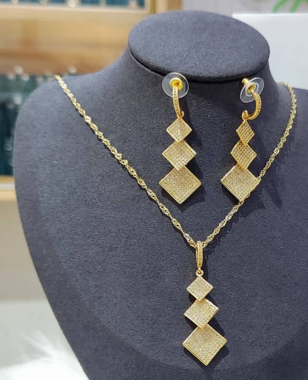 Bijoux, Or Plaqué & Zirconium. Prix de vente: 25 000 FCFA Bénéfice: 2000 FCFA/Bijoux Vendu. Offre valable 30 jours renouvelable.