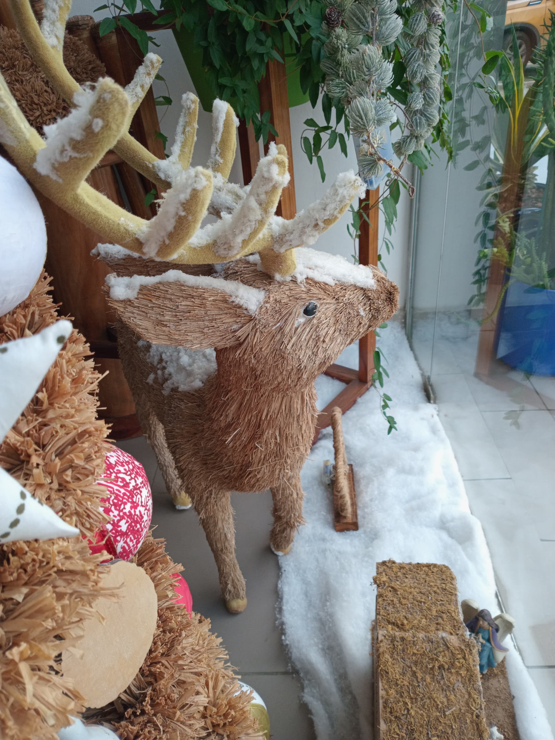 🦌 Renne de Noël en Raphia – Artisanat Naturel du Gabon_1