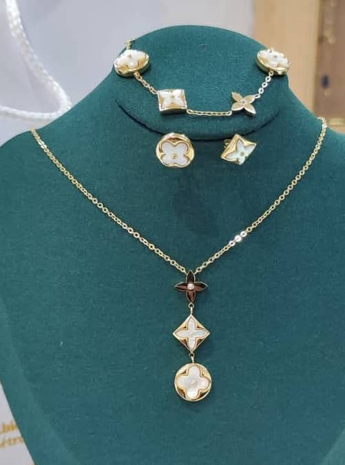 Bijoux, Or Plaqué . Prix de vente: 40 000 FCFA Bénéfice: 2000 FCFA/Bijoux Vendu. Offre valable 30 jours renouvelable.