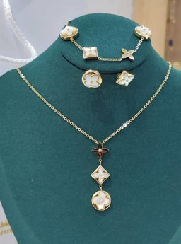 Bijoux, Or Plaqué . Prix de vente: 40 000 FCFA  Bénéfice: 2000 FCFA/Bijoux Vendu.  Offre valable 30 jours renouvelable.