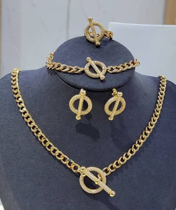 Bijoux, Or Plaqué & Zirconium . Prix de vente: 35 000 FCFA Bénéfice: 2000 FCFA/Bijoux Vendu. Offre valable 30 jours renouvelable.
