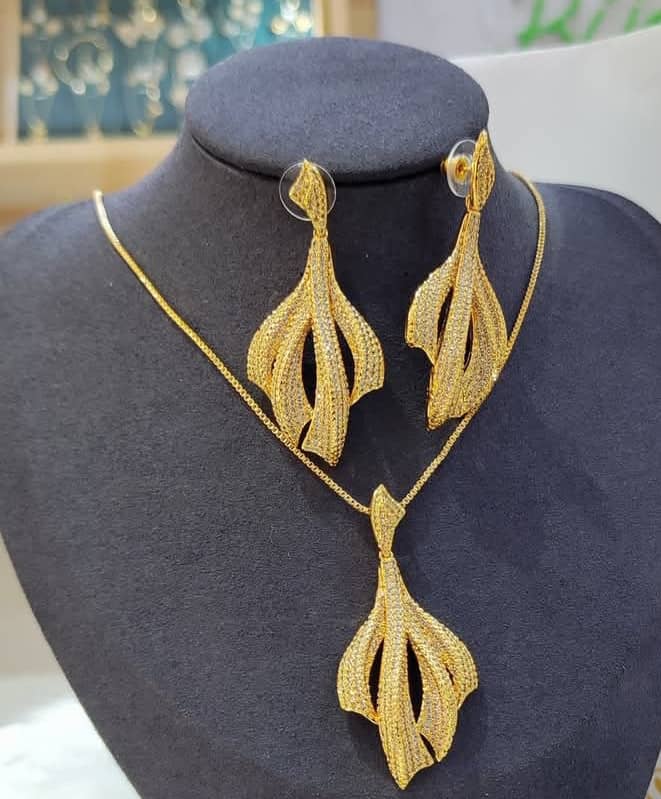 Bijoux, Or Plaqué & Zirconium . Prix de vente: 25 000 FCFA Bénéfice: 2000 FCFA/Bijoux Vendu. Offre valable 30 jours renouvelable.