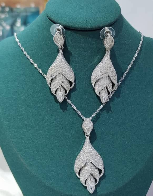 Bijoux, Or Plaqué . Prix de vente30 000 FCFA Bénéfice: 2000 FCFA/Bijoux Vendu. Offre valable 30 jours renouvelable.