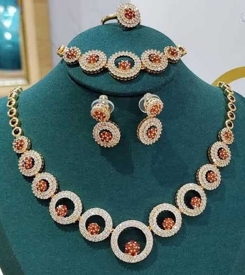 Bijoux, Zirconium Blanc & Rouge . Prix de vente: 25 000 FCFA Bénéfice: 2000 FCFA/Bijoux Vendu. Offre valable 30 jours renouvelable.