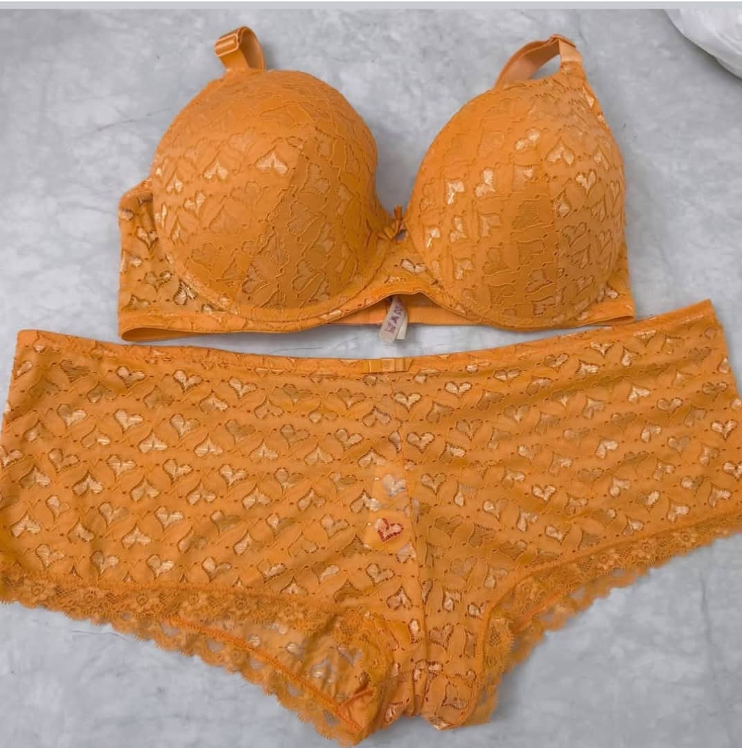 Lingerie Dame Excellente Qualité - Original Importé. Prix de vente: 13000 FCFA Bénéfice 2000/Article vendu. Offre valable 30 jours renouvelable.