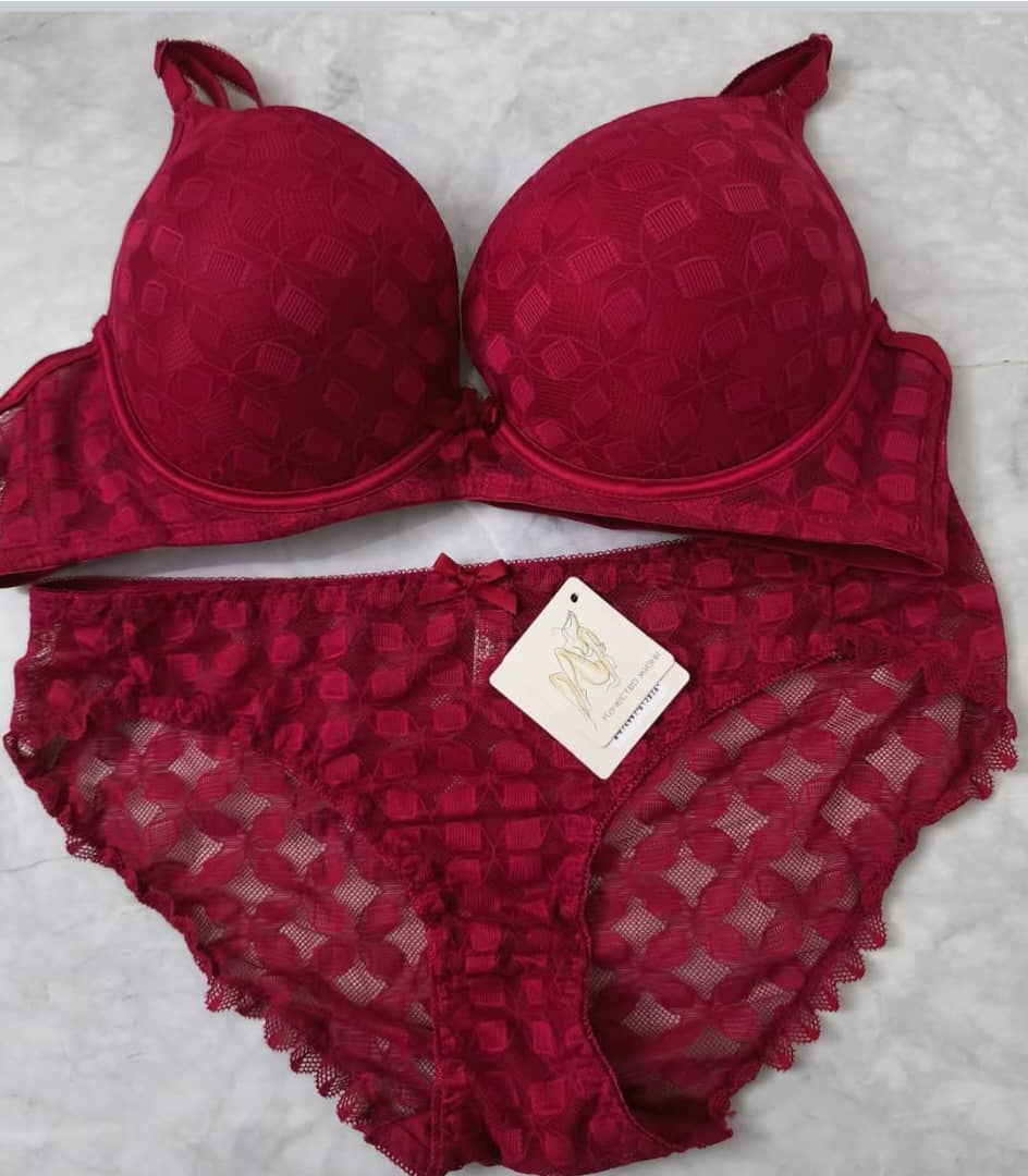 Lingerie Dame Excellente Qualité - Original Importé. Prix de vente: 13000 FCFA Bénéfice 2000/Article vendu. Offre valable 30 jours renouvelable.