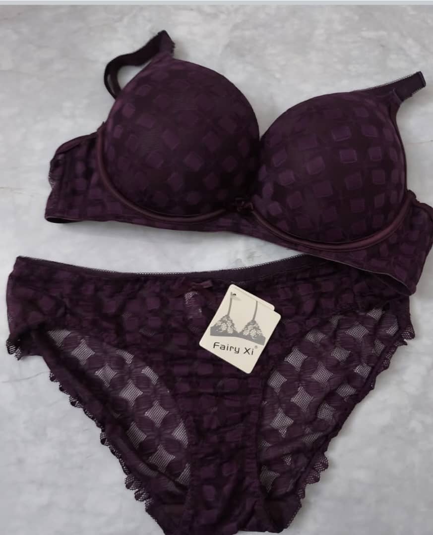 Lingerie Dame Excellente Qualité - Original Importé. Prix de vente: 13000 FCFA Bénéfice 2000/Article vendu. Offre valable 30 jours renouvelable.