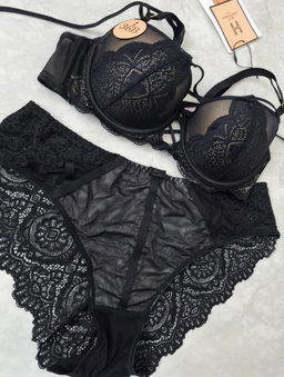Lingerie Dame Excellente Qualité - Original Importé. Prix de vente: 13000 FCFA  Bénéfice 2000/Article vendu. Offre valable 30 jours renouvelable.