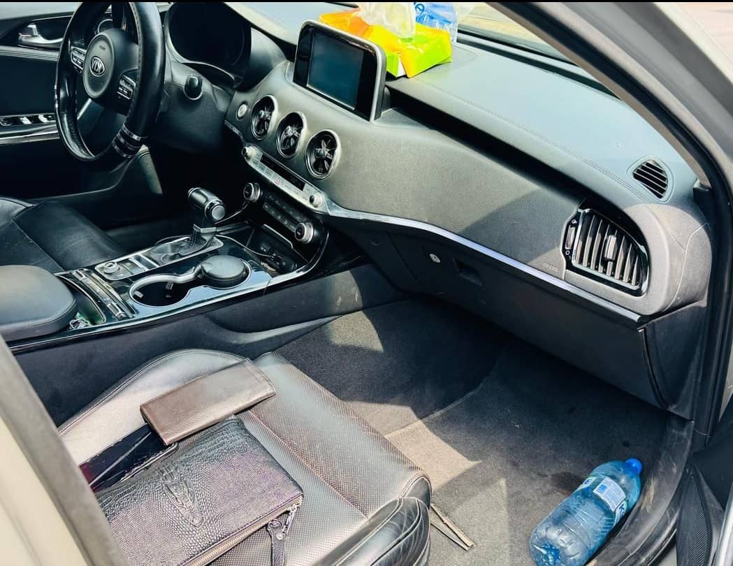 EN VENTE KIA STINGER, 2 CLÉS, DÉMARRAGE START,ANNÉE 07-2018, BOITE AUTOMATIQUE, 4 CYLINDRES, ESSENCE, Kilométrage :75000, TOUS LES PAPIERS SONT A JOUR. Détecteur de mouvement et de proximité Palettes au volant -Full Options Start-Stop Siège chauffant Gros coffre Commande vocale 5 modes de conduite : Mode Eco Mode Sport Mode Confort Mode Custom Mode Intelligent.  PRIX de vente: 10.8 MILLIONS à débattre. PRIX K.O: 9.5 MILLIONS K.O  Commission à la vente 100 000 FCFA.  _5