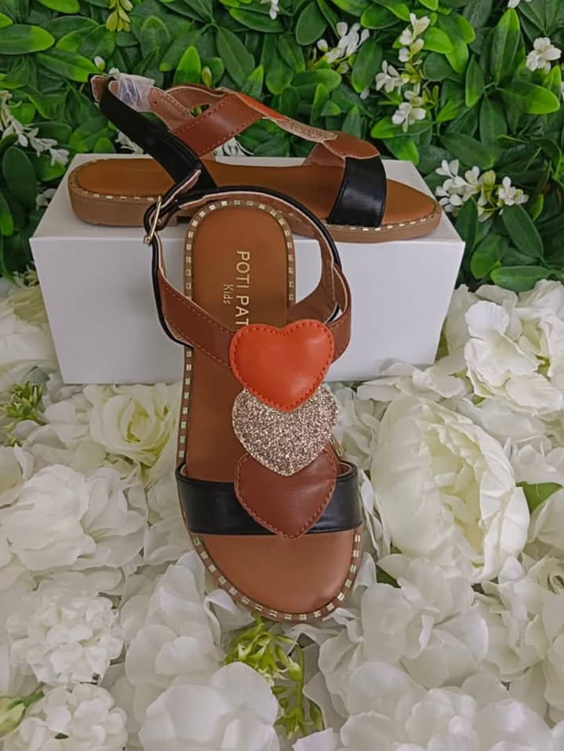 Chaussures Enfants Excellente Qualité. Pointure 30 à 35. Prix de vente: 15 000 FCFA  Bénéfice: 2000 FCFA.  Offre valable 30 jours renouvelable._0