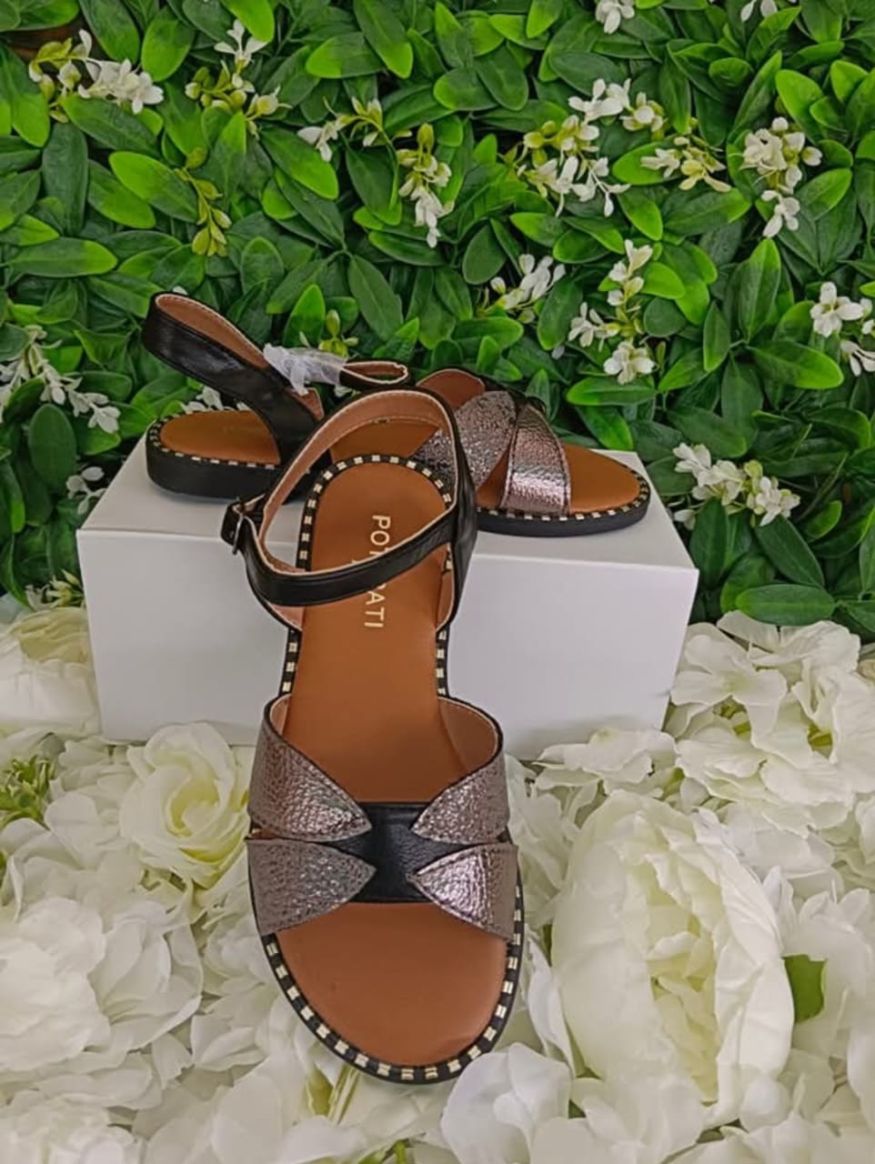 Chaussures Enfants Excellente Qualité. Pointure 30 à 35. Prix de vente: 15 000 FCFA  Bénéfice: 2000 FCFA.  Offre valable 30 jours renouvelable._0