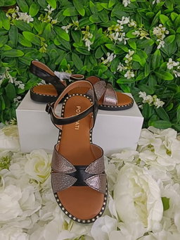 Chaussures Enfants Excellente Qualité. Pointure 30 à 35. Prix de vente: 15 000 FCFA  Bénéfice: 2000 FCFA.  Offre valable 30 jours renouvelable.