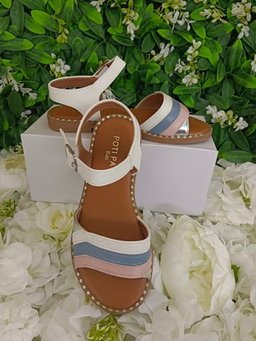 Chaussures Enfants Excellente Qualité. Pointure 30 à 35. Prix de vente: 15 000 FCFA  Bénéfice: 2000 FCFA.  Offre valable 30 jours renouvelable.