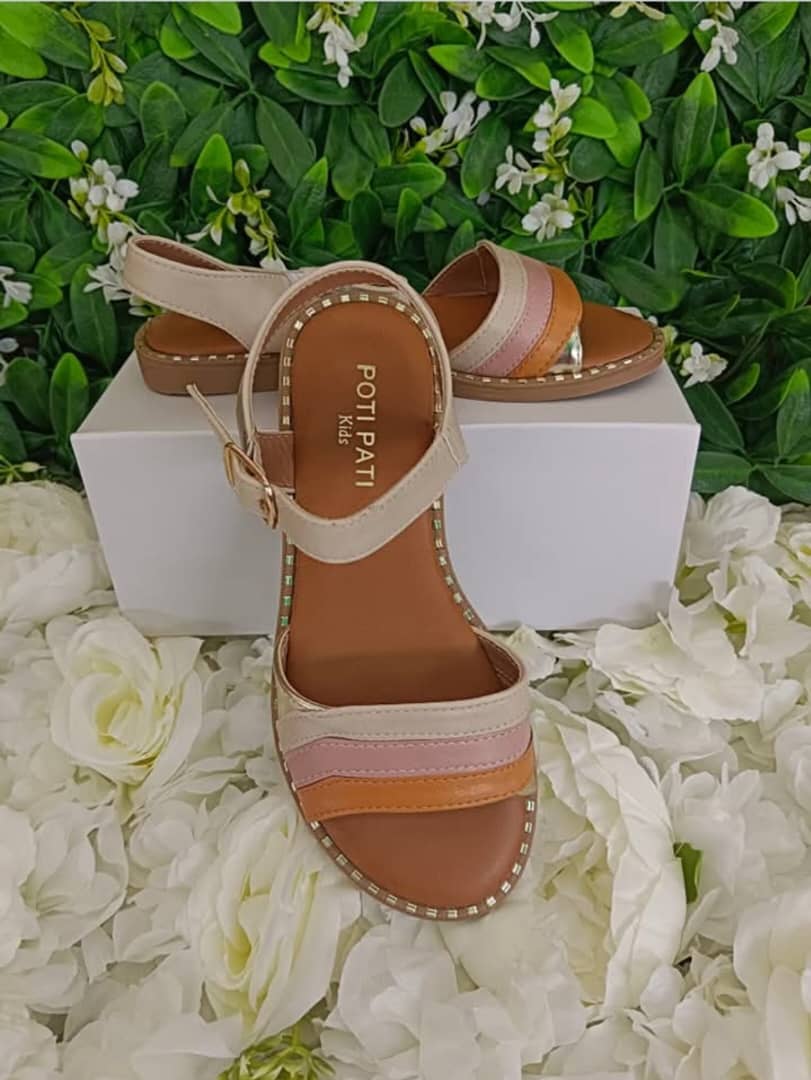 Chaussures Enfants Excellente Qualité. Pointure 30 à 35. Prix de vente: 15 000 FCFA  Bénéfice: 2000 FCFA.  Offre valable 30 jours renouvelable._0