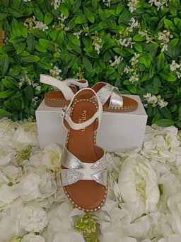 Chaussures Enfants Excellente Qualité. Pointure 30 à 35. Prix de vente: 15 000 FCFA  Bénéfice: 2000 FCFA.  Offre valable 30 jours renouvelable.