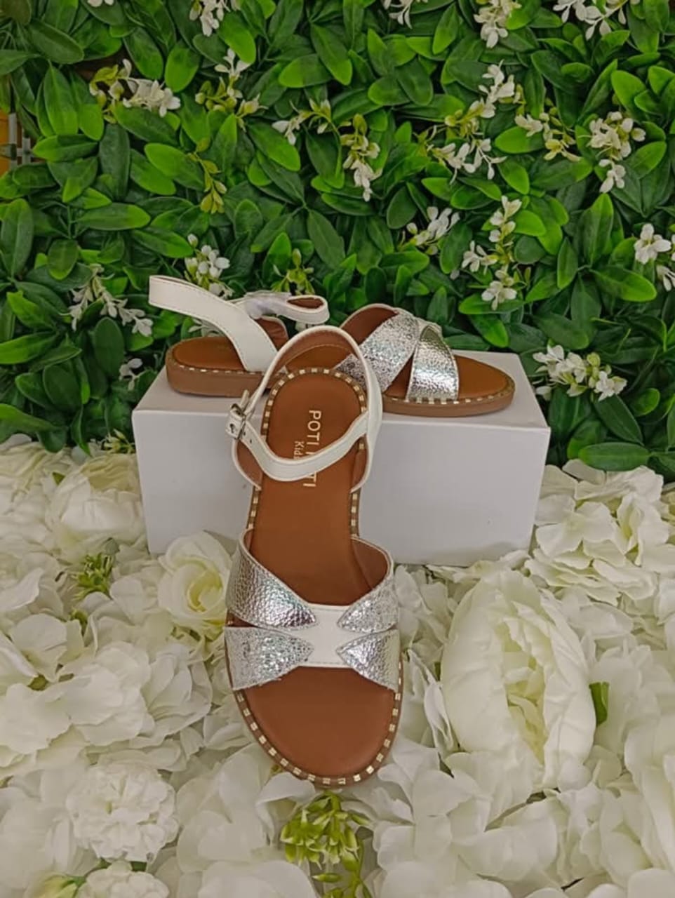 Chaussures Enfants Excellente Qualité. Pointure 30 à 35. Prix de vente: 15 000 FCFA  Bénéfice: 2000 FCFA.  Offre valable 30 jours renouvelable.
