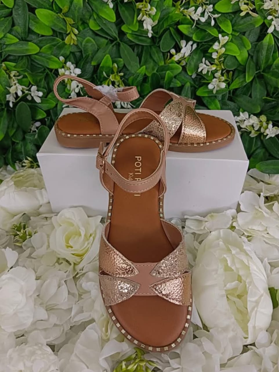 Chaussures Enfants Excellente Qualité. Pointure 30 à 35. Prix de vente: 15 000 FCFA Bénéfice: 2000 FCFA. Offre valable 30 jours renouvelable.