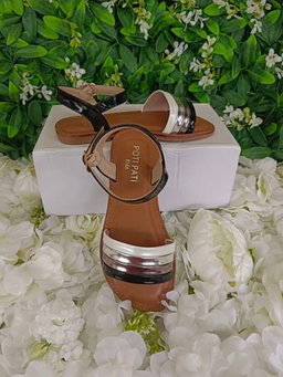 Chaussures Enfants Excellente Qualité. Pointure 30 à 35. Prix de vente: 15 000 FCFA  Bénéfice: 2000 FCFA.  Offre valable 30 jours renouvelable.