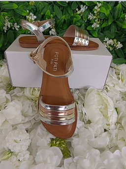 Chaussures Enfants Excellente Qualité. Pointure 30 à 35. Prix de vente: 15 000 FCFA  Bénéfice: 2000 FCFA.  Offre valable 30 jours renouvelable.