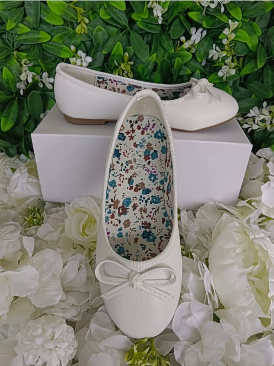 Chaussures Enfants Excellente Qualité. Pointure 30 à 35. Prix de vente: 15 000 FCFA Bénéfice: 2000 FCFA. Offre valable 30 jours renouvelable.