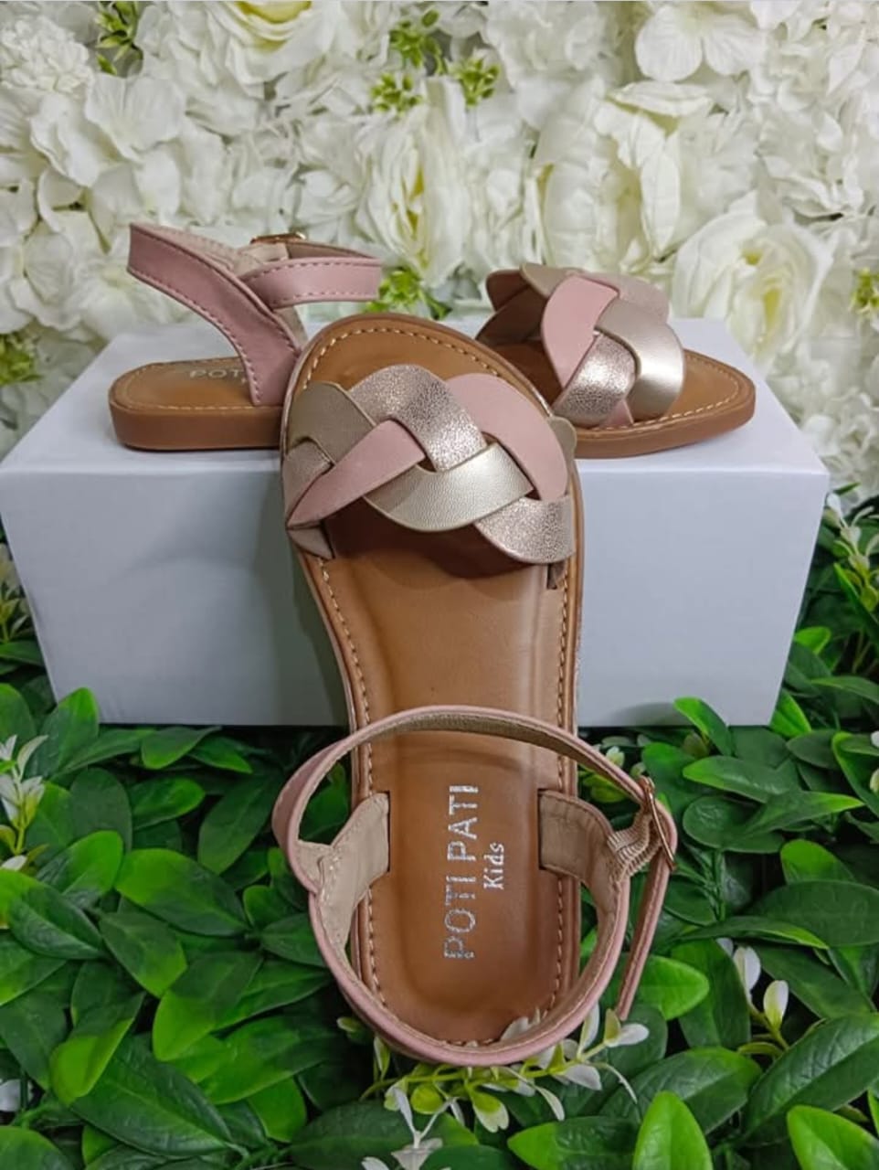 Chaussures Enfants Excellente Qualité. Pointure 30 à 35. Prix de vente: 15 000 FCFA Bénéfice: 2000 FCFA. Offre valable 30 jours renouvelable.