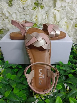 Chaussures Enfants Excellente Qualité. Pointure 30 à 35. Prix de vente: 15 000 FCFA  Bénéfice: 2000 FCFA.  Offre valable 30 jours renouvelable.