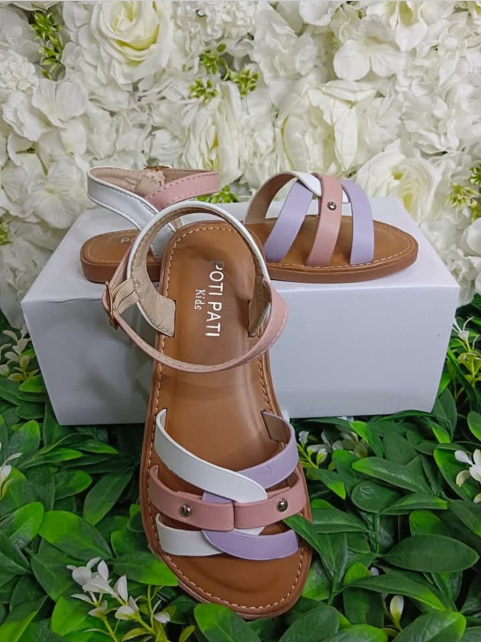 Chaussures Enfants Excellente Qualité. Pointure 30 à 35. Prix de vente: 15 000 FCFA Bénéfice: 2000 FCFA. Offre valable 30 jours renouvelable.
