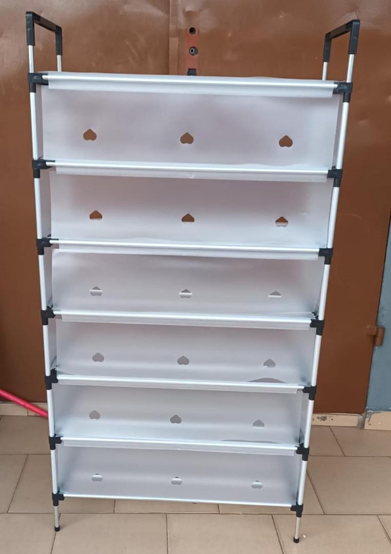 Étagère de chaussures avec couvertures